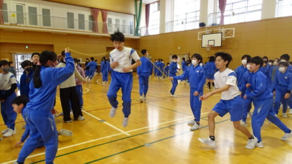 高学年大縄跳び大会（運動委員会）