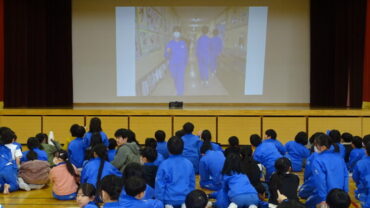 ６年生　下級生と思い出をつくろうプロジェクト（３・４年生）